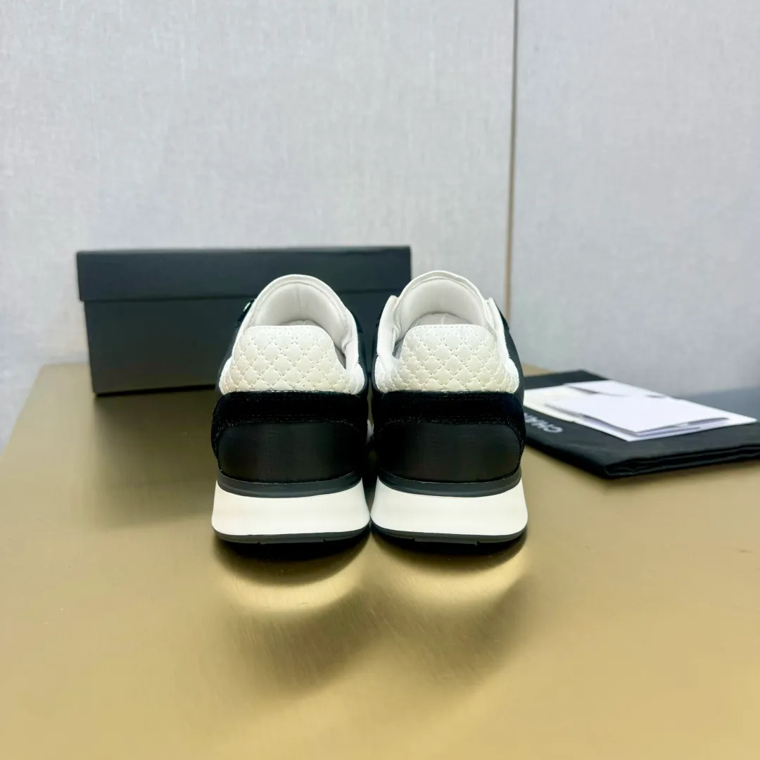 👟👟Ex-factory price 560👟👟 CHANEL Chanel thick-soled panda sneakers Panda biscuit shoes Chanel 2024ss popular panda shoes 🐼Colorful thick-soled casual sports shoes sneakers counter synchronization The counter is very popular Very difficult to buy a shoe The most popular thick-soled panda shoes on the Internet It can be imagined that small fragrance control can not miss it, both appearance and comfort coexist Simple and versatile white shoes. The thick sole increases height and is super versatile. You can wear it with your eyes closed😍Whoever wears it will look better. Upper: calfskin. Lining: imported sheepskin lining. Outsole: TPU original outsole. Size: 35-40 (41 customized.